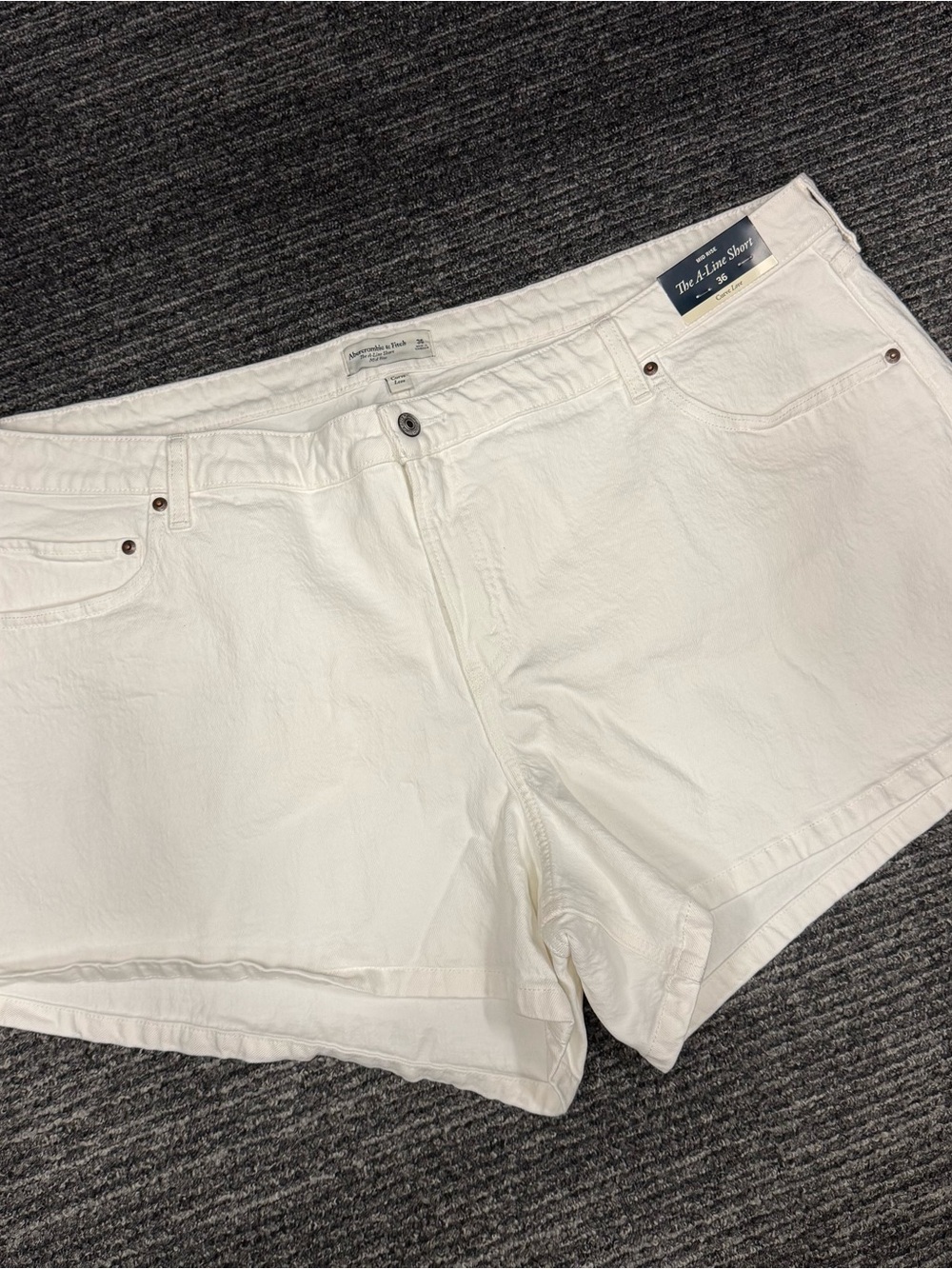 NWT curve Abercrombie&Fitch White Denim Mid-Rise Shorts size: 36 / women’s 22.
